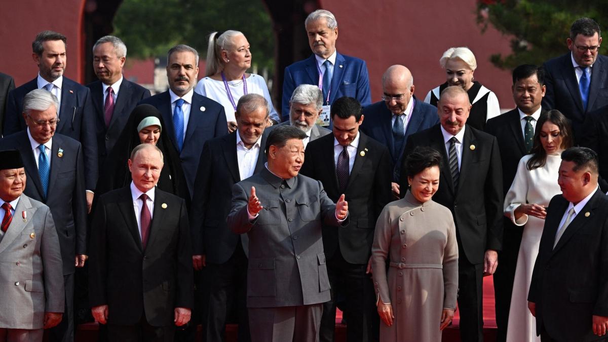 Scandal dupa fotografiile cu Nastase Dancila Putin si Kim