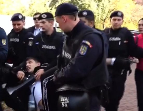 Agitatorii lui Calin Georgescu s au luat la cearta cu jandarmii