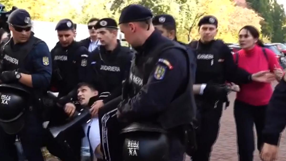 Agitatorii lui Calin Georgescu s au luat la cearta cu jandarmii