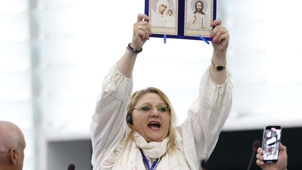 Diana Sossoaca urmarita penal pentru 11 infractiuni