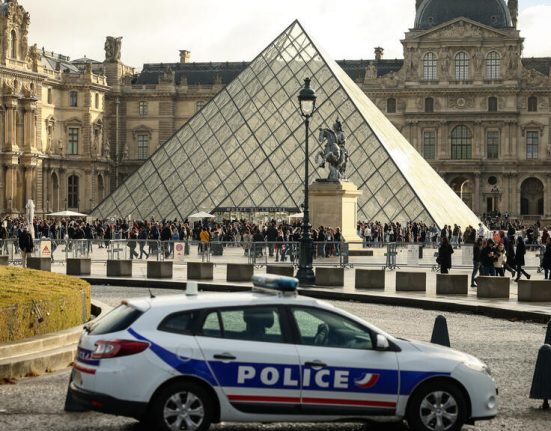 Paris Doi suspecti admit partial implicarea in jaf