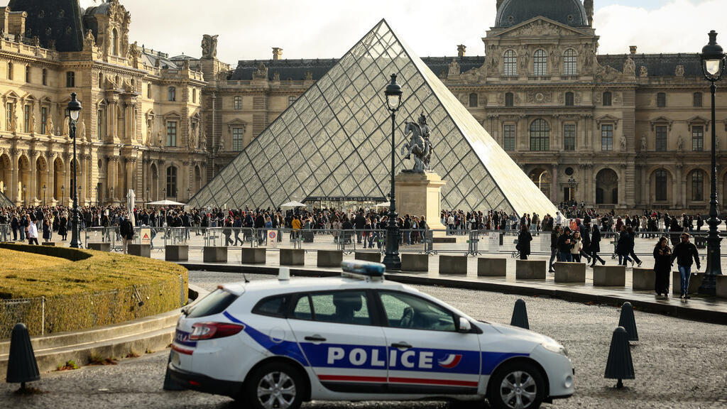 Paris Doi suspecti admit partial implicarea in jaf
