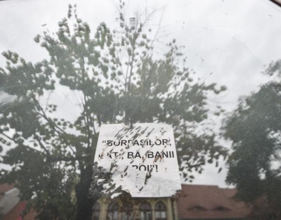 Sibienii au lasat mesaje lui Iohannis pe casa confiscata