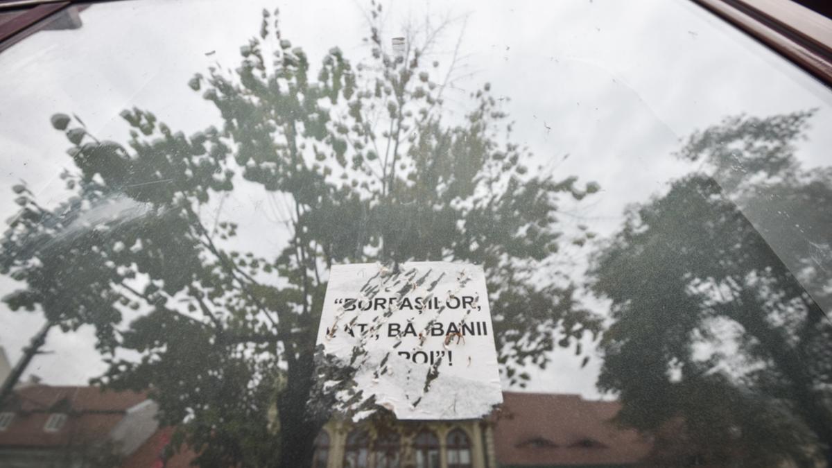 Sibienii au lasat mesaje lui Iohannis pe casa confiscata