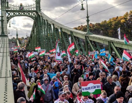Zeci de mii de oameni la mitinguri rivale in Budapesta