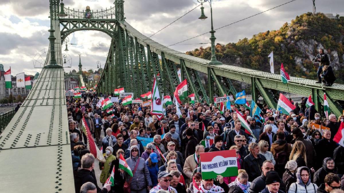Zeci de mii de oameni la mitinguri rivale in Budapesta