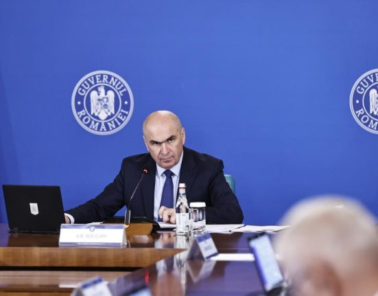 Bolojan isi contrazice ministrul Pensia cu salariul interzisa doar pentru speciali