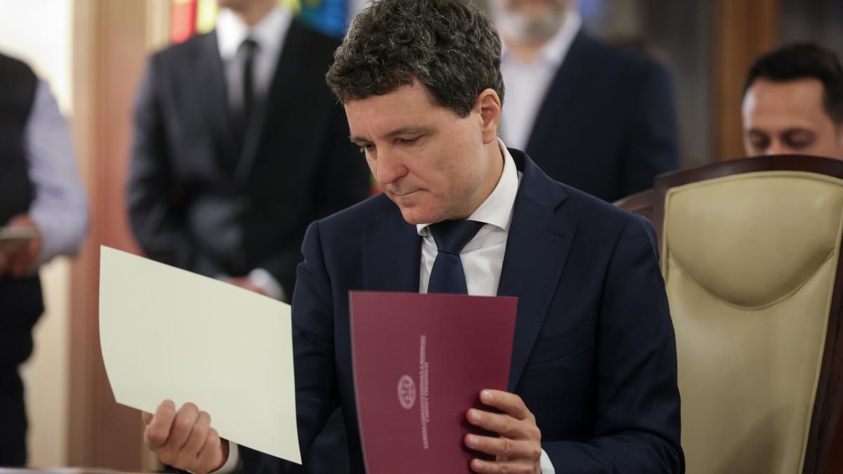 CCR ii da dreptate lui Nicusor Dan legia este neconstitutionala