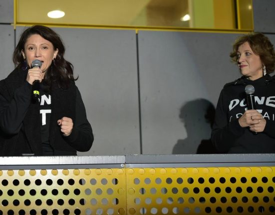 Carmen Uscatu Supusa presiunilor de a nu vorbi in public