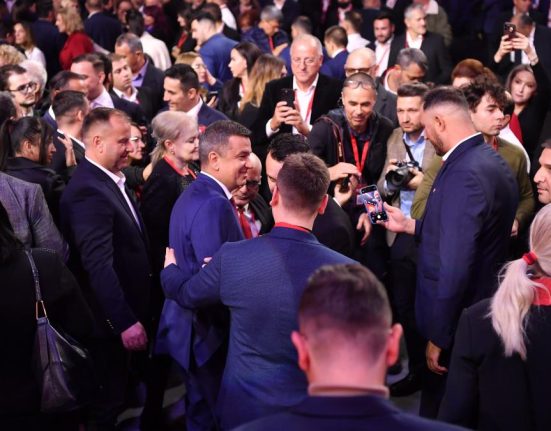 Ce nu s a vazut la Congresul PSD Unghii tinute si mici