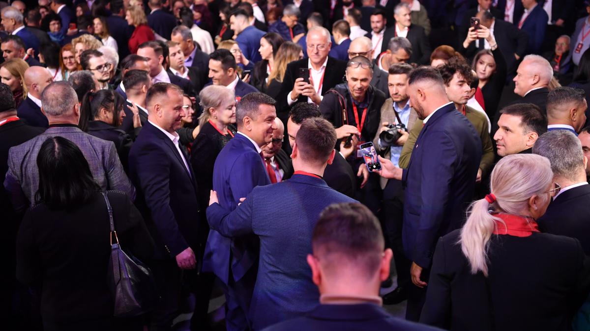 Ce nu s a vazut la Congresul PSD Unghii tinute si mici