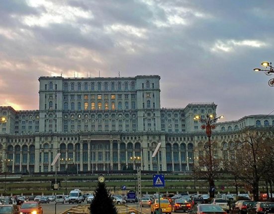 Conferinta conspiratistilor COVID la Parlament sala AUR
