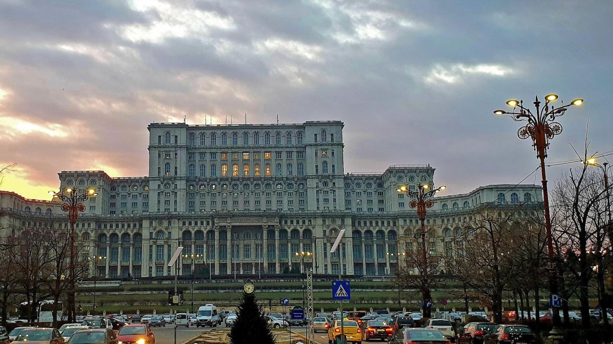 Conferinta conspiratistilor COVID la Parlament sala AUR