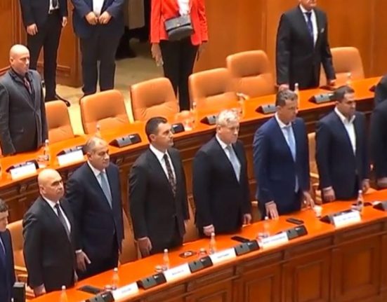 Gestul controversat al ministrului Apararii in timpul imnului