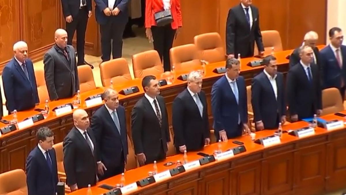 Gestul controversat al ministrului Apararii in timpul imnului