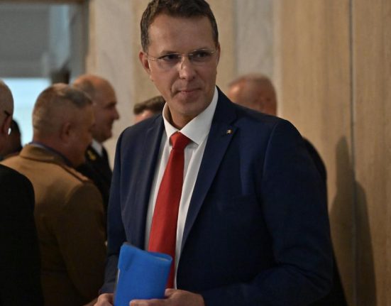 Ionut Mosteanua demisionat acuzat de CV falsificat