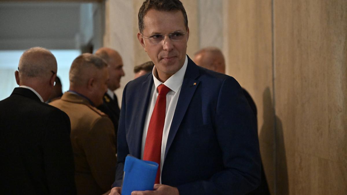Ionut Mosteanua demisionat acuzat de CV falsificat