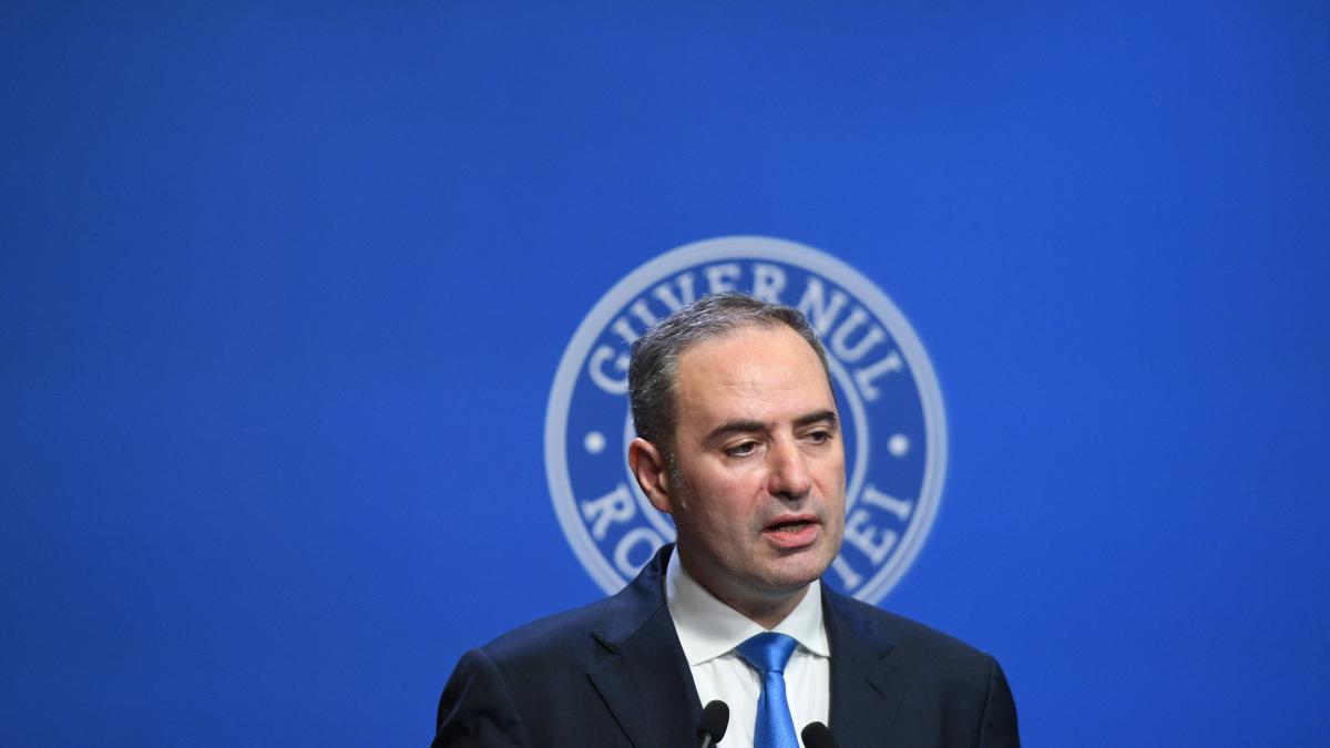 Ministrul Alexandru Nazare condamnă afirmațiile lui Grindeanu despre salariul minim 1 Ministrul Alexandru Nazare condamna afirmatiile lui Grindeanu despre salariul minim