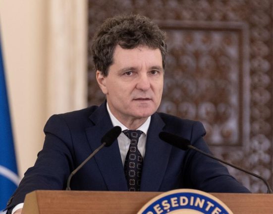 Nicusor Dan a cerut reexaminarea legii taxelor consulare