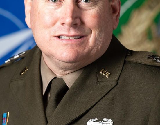 Nicusor Dan a decorat un general american pentru sprijinul Armatei Romane