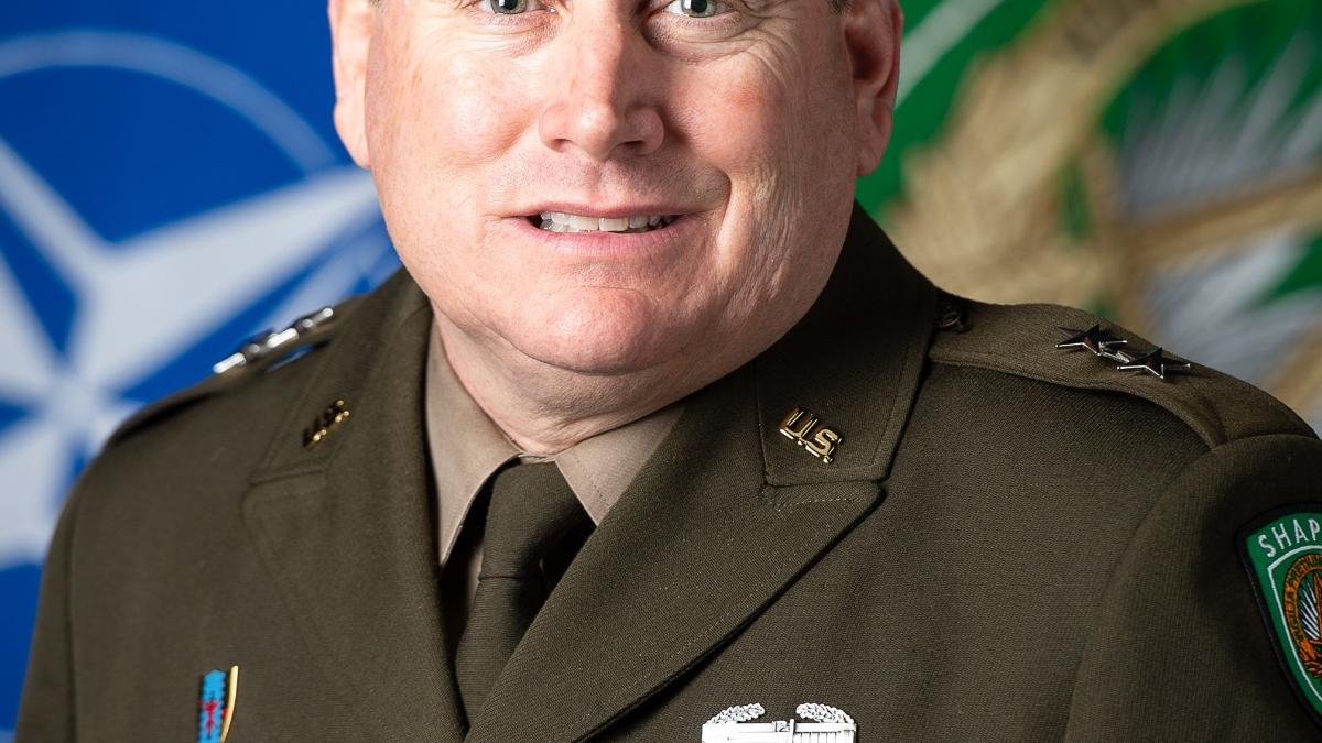 Nicusor Dan a decorat un general american pentru sprijinul Armatei Romane