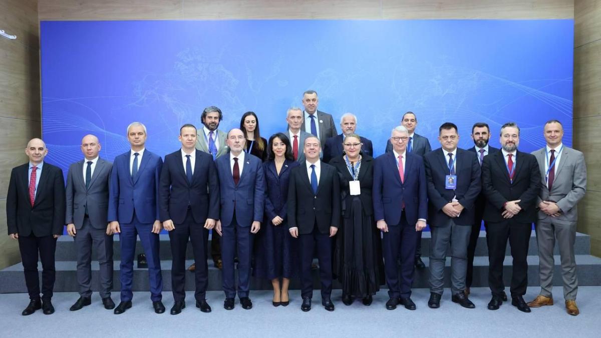 Șoșoacă s-a fotografiat cu Medvedev la Soci, lăudat discurs. 1 Sosocaca s a fotografiat cu Medvedev la Soci laudat discurs