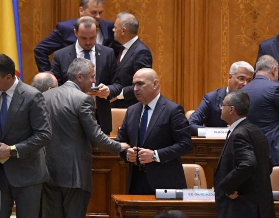 Specialii de la ANRE ASF si parlamentarii scapa de interzicerea cumului pensie salariu