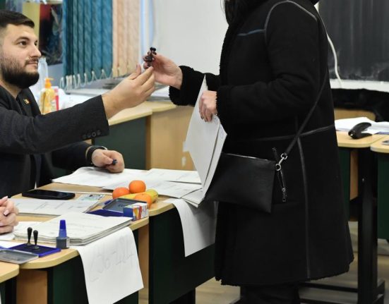 Stampila si buletinul de vot pentru alegeri 2025