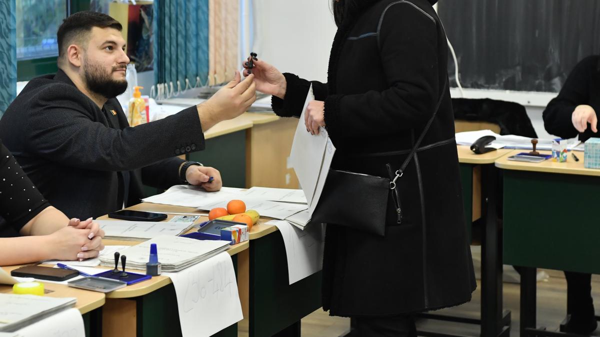 Stampila si buletinul de vot pentru alegeri 2025