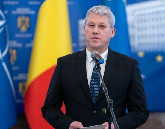 Catalin Predoiu despre angajatii MAI decorati Fiecare tara se bazeaza pe stalpi de rezistenta