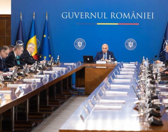 Guvernul pregateste ordonanta trenulete salarii si pensii inghetate