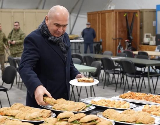 Imagini cu Ilie Bolojan la popota soldatilor NATO