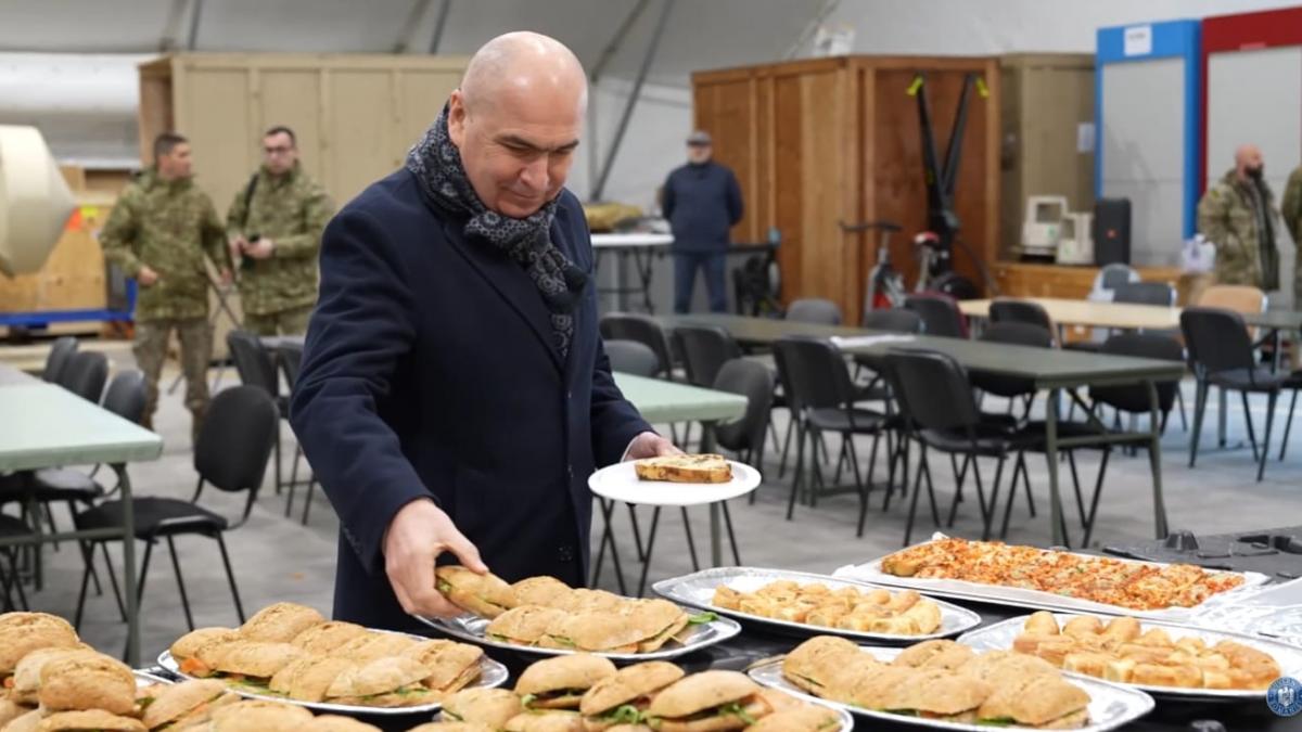 Imagini cu Ilie Bolojan la popota soldatilor NATO
