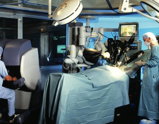 Ministerul Sanatatii va finanta spitalele cu roboi chirurgi