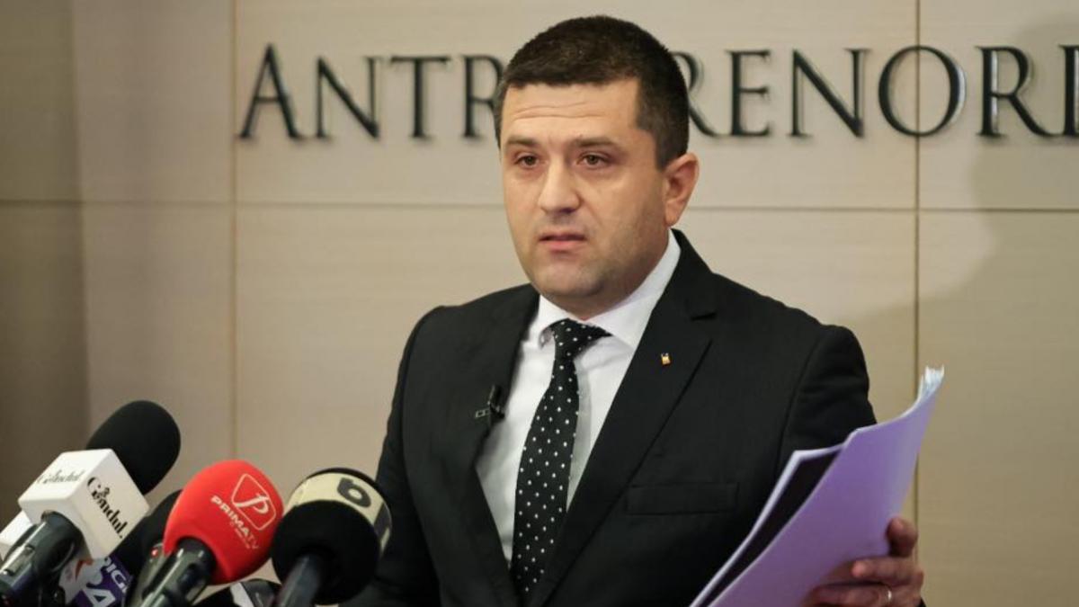 Ministrul Economiei amendat cu 15000 lei pentru interimari