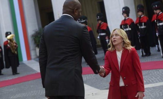 Momente virale cu Giorgia Meloni si inaltimea presedintelui Mozambicului