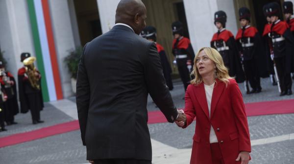 Momente virale cu Giorgia Meloni si inaltimea presedintelui Mozambicului