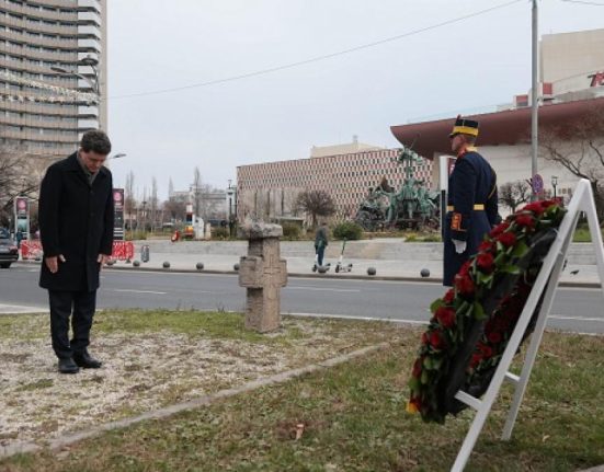 Nicusor Dan a depus flori la Monumentul Eroilor