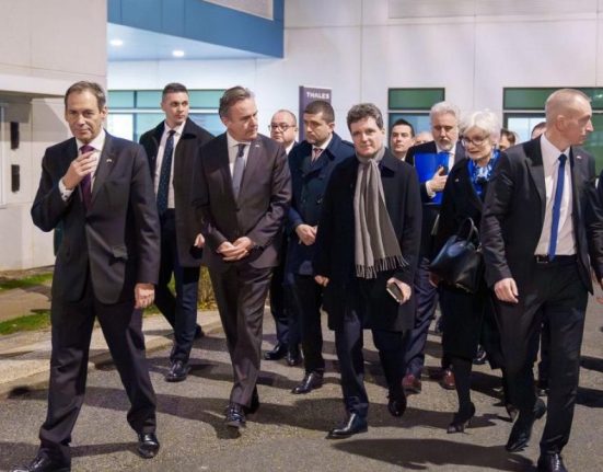 Nicusor Dan a discutat in Franta cu industria apararii