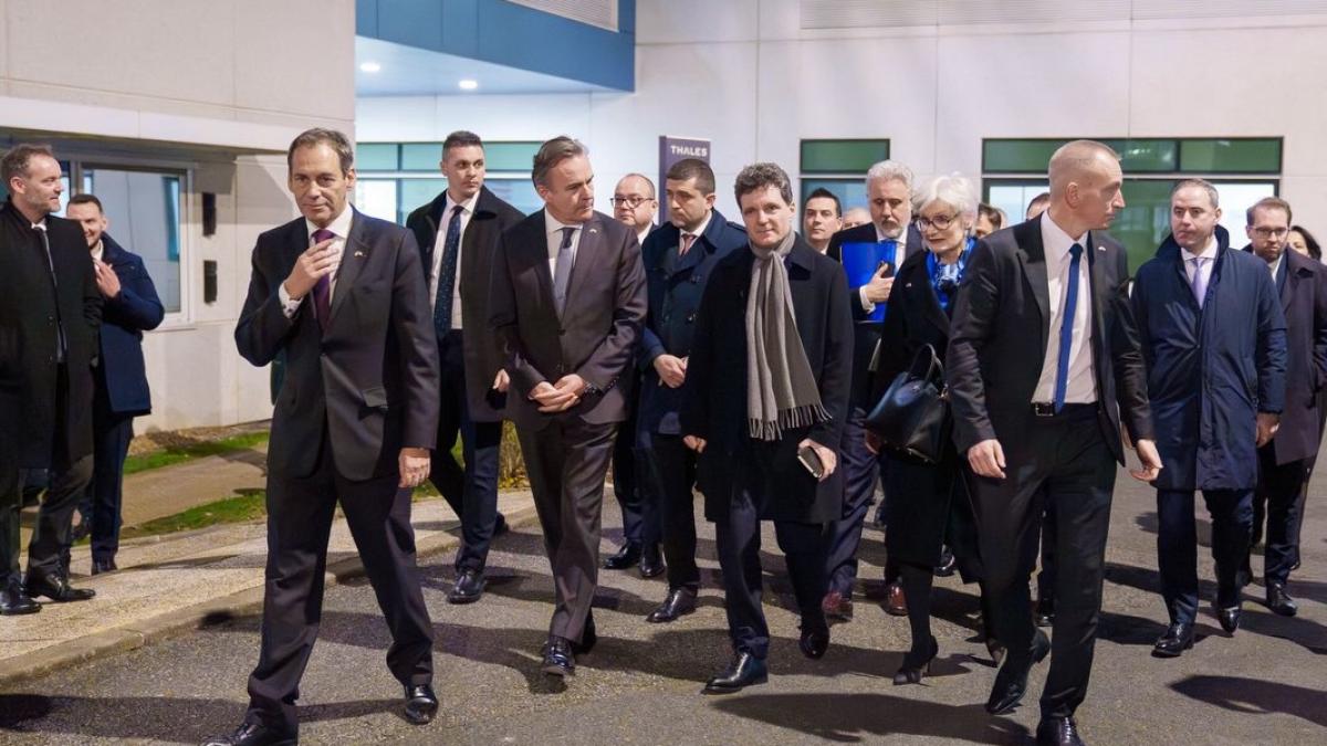 Nicusor Dan a discutat in Franta cu industria apararii