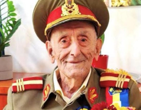 Nicusor Dan l a decorat pe veteranul Ion Vasile Banu