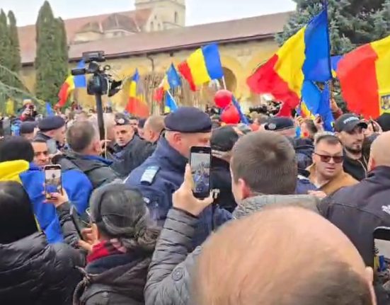 Sustinatorii lui Calin Georgescu s au imbrancit cu jandarmii