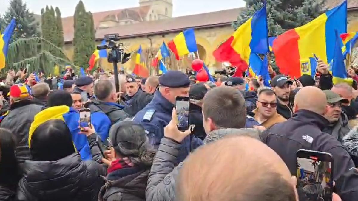 Sustinatorii lui Calin Georgescu s au imbrancit cu jandarmii