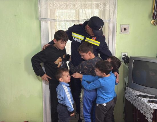 Un pompier ajuta o familie cu sapte copii