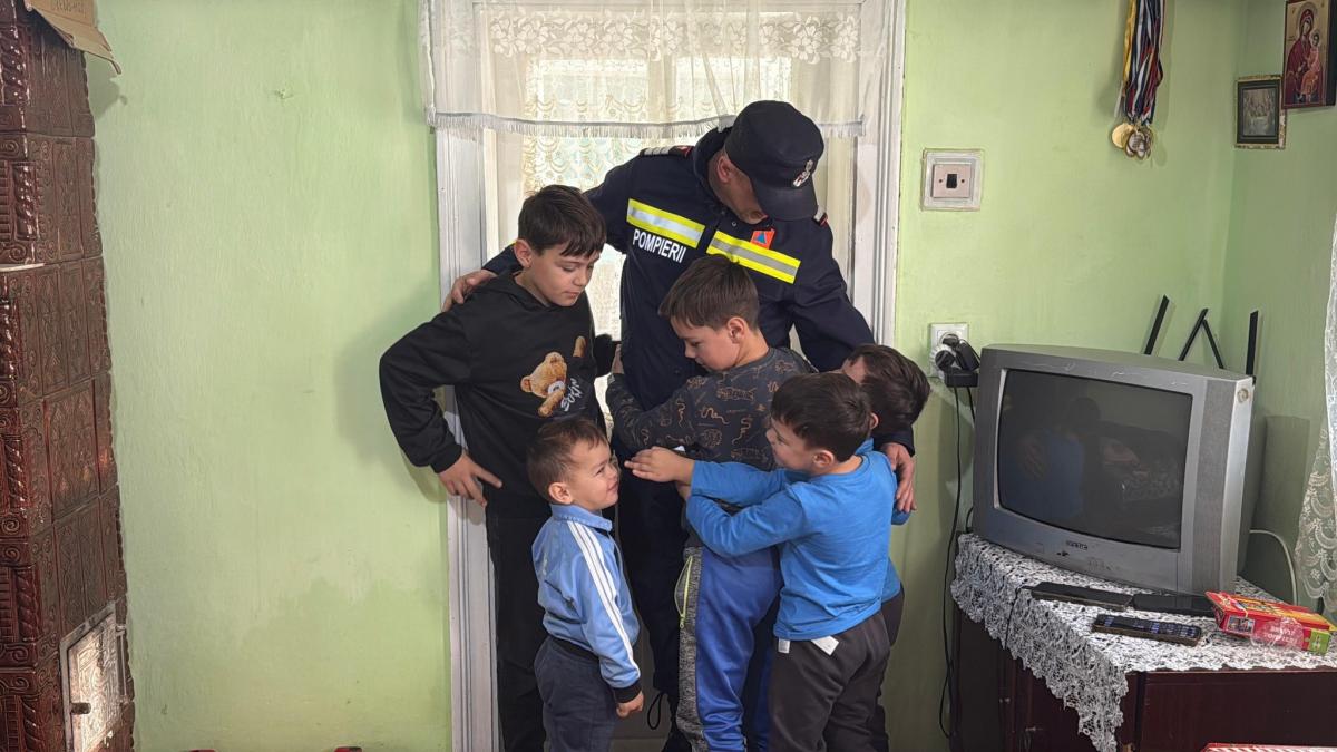 Un pompier ajută o familie cu șapte copii 1 Un pompier ajuta o familie cu sapte copii