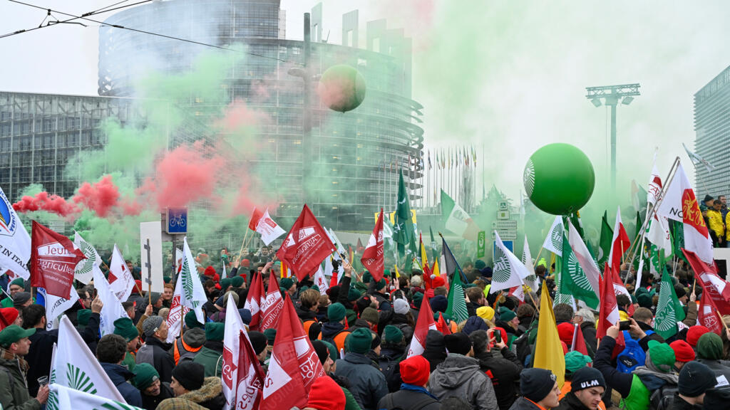 Acordul Ue Mercosur Mii de fermieri europeni au protestat la sediul Parlamentului European din Strasbourg