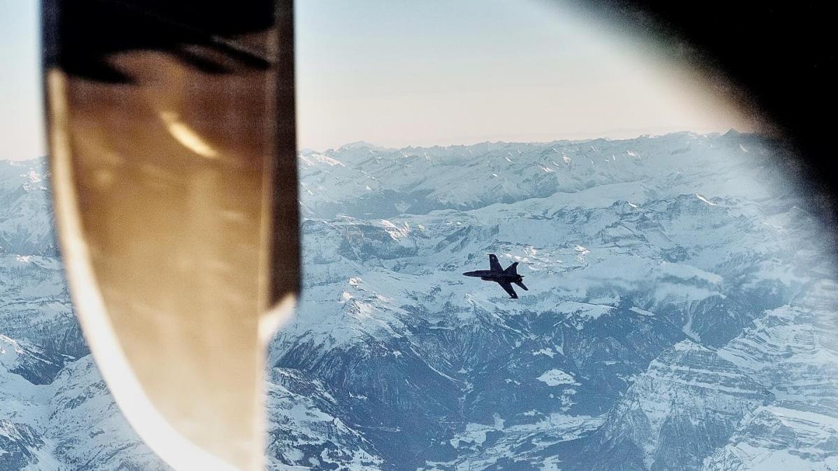 Ce raspunde armata Elvetiei despre avioanele lui Nicusor Dan