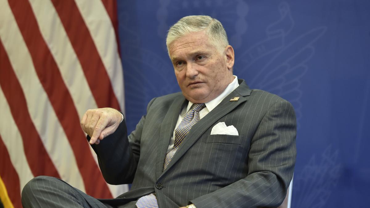 Fost ambasador al SUA: România a acționat corect neadoptând intrarea în Consiliul Păcii. Rusia este duşmanul, iar... 1 Fost ambasador al SUA Romania a actionat corect neadoptand intrarea in Consiliul Pacii Rusia este dusmanul iar