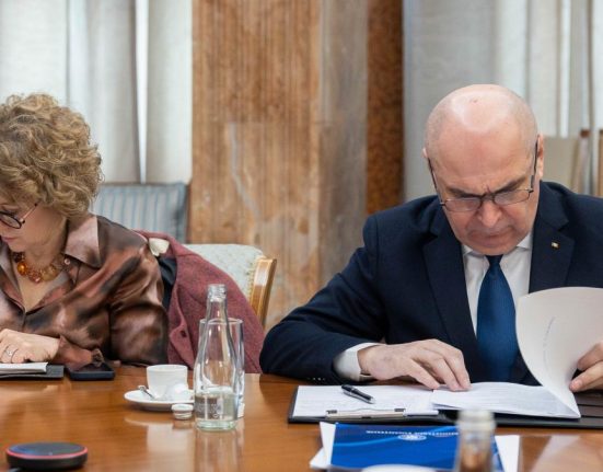 Guvernul anunta pentru cine se va reduce pensia cu 85 daca continua sa lucreze in sectorul public Nu se aplica