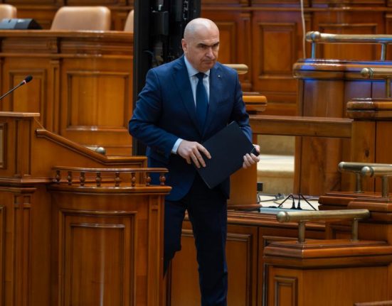 Marile reforme raman blocate Pierderile companiilor de stat sunt de patru ori mai mari decat